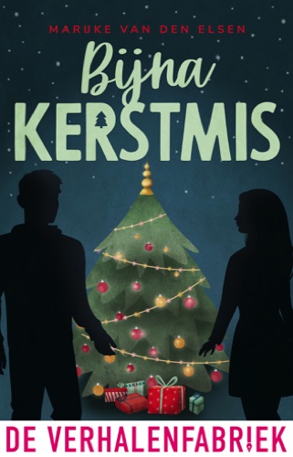 Boekomslag van 'Bijna Kerstmis'. Donkergroene achtergrond en mintgroene letters. Het silhouet van een man en een vrouw voor een mooi versierde kerstboom.